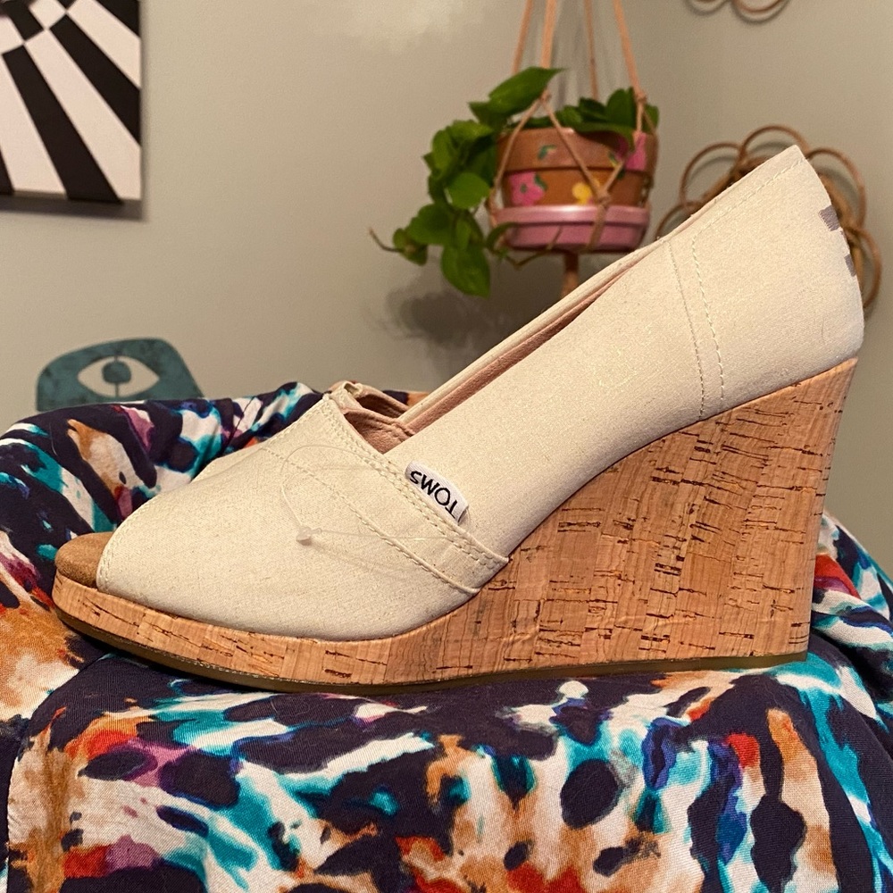 TOMS Wedge Heels Cream w Gold Shimmer! Cork. EUC Size 7.5 Womens